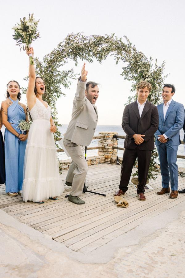 greek wedding, greek island, wedding venue, wedding ceremony, exchange of vows, union, wedding outfit, bride bouquet